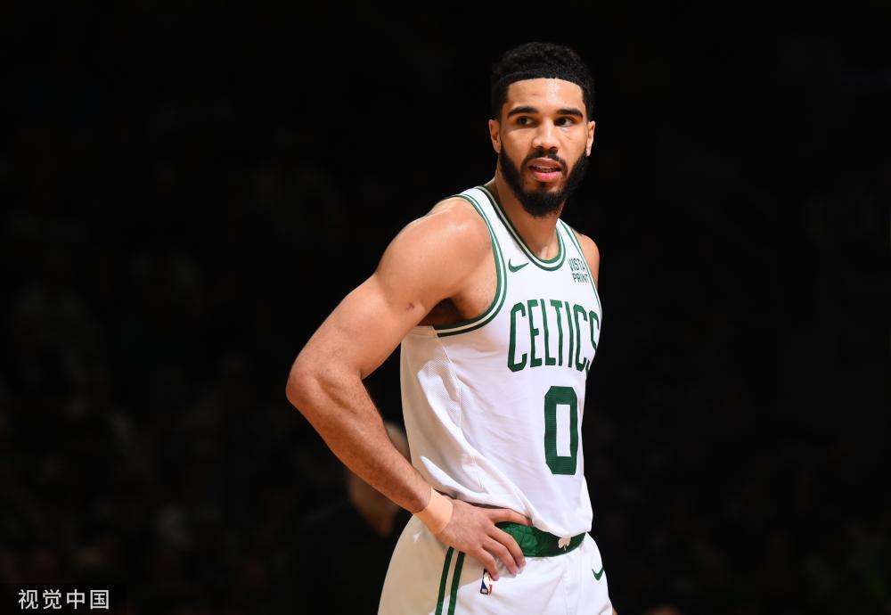 羽毛球场上 羽毛球场上